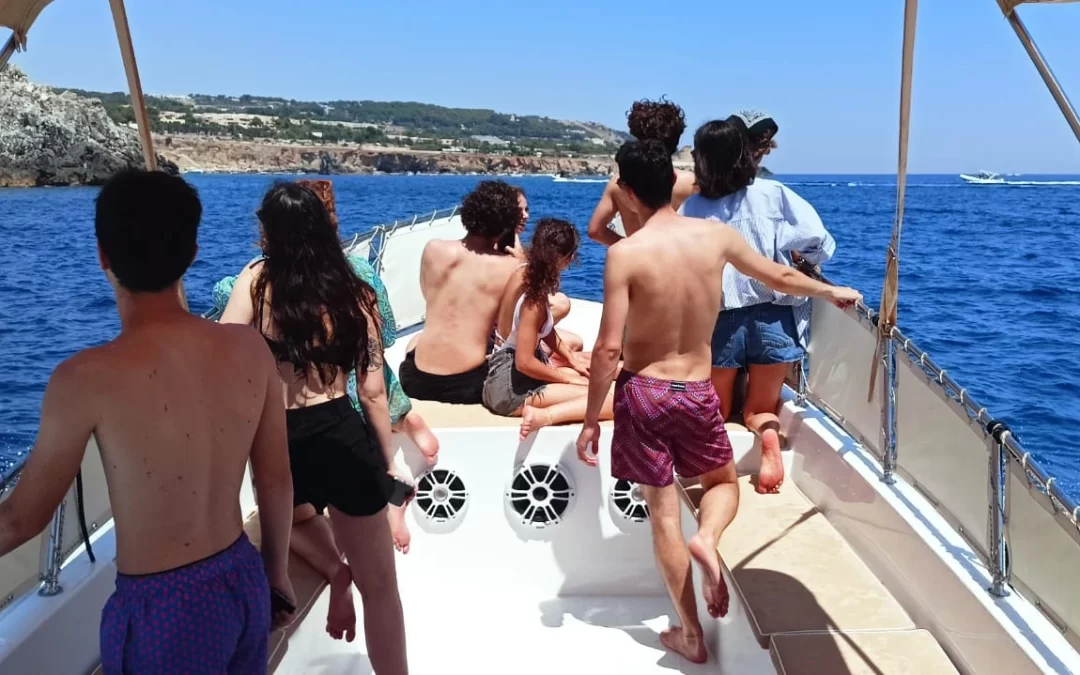 Come organizzare una gita in barca nel Salento: la guida pratica da Castro Marina
