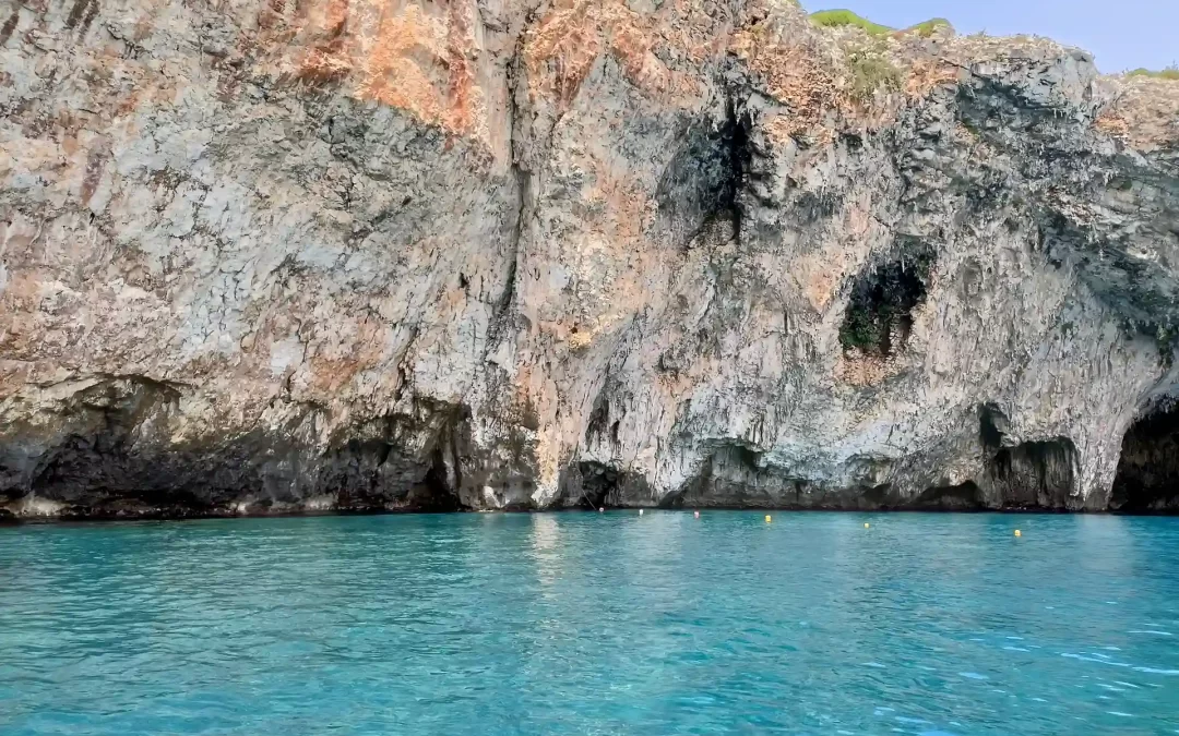 Santa Cesarea Terme dal mare: quello che non si vede dalla strada