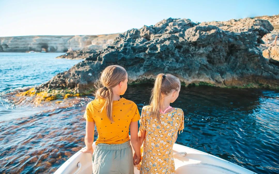 Escursioni in barca nel Salento con bambini: quello che i genitori vogliono sapere prima di prenotare