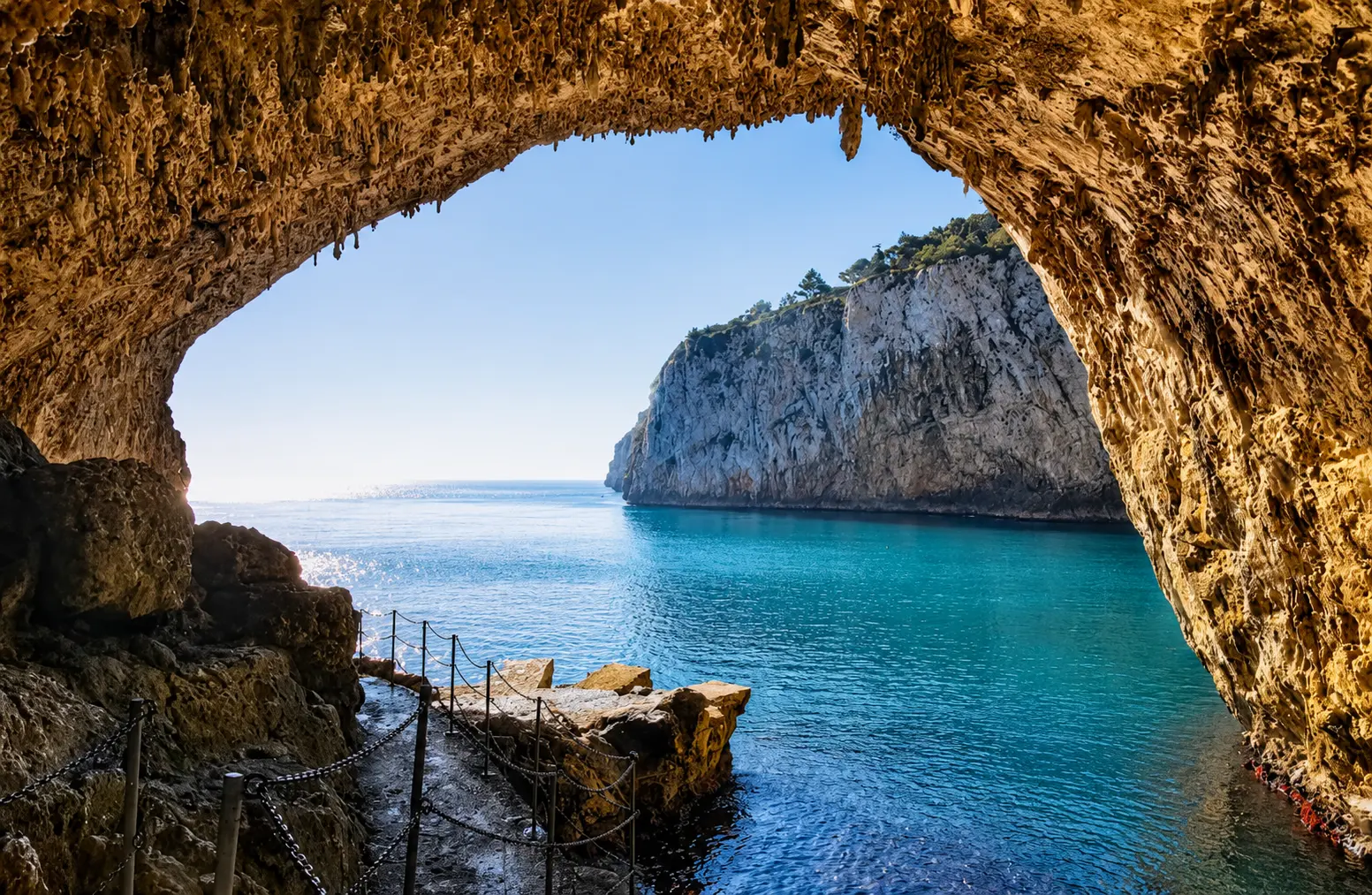 grotta-zinzulusa-dal-mare-imbocco-barca