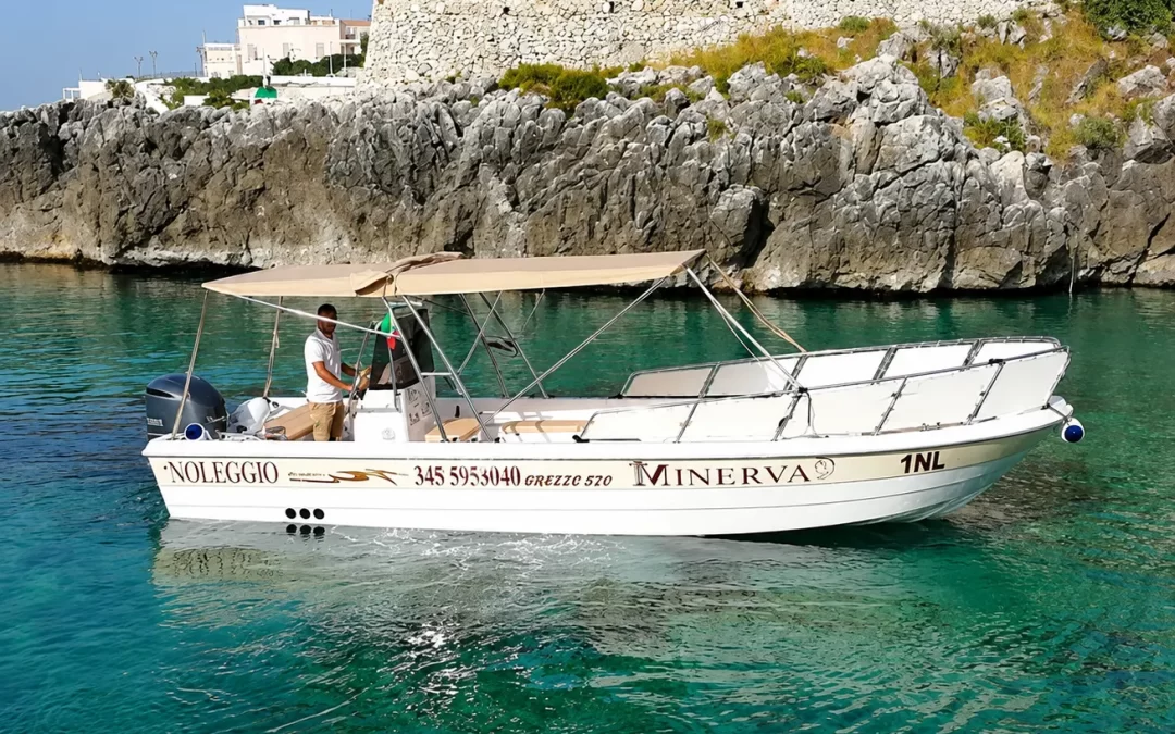 Quanto costa un’escursione in barca nel Salento? Prezzi, tipologie e cosa è incluso